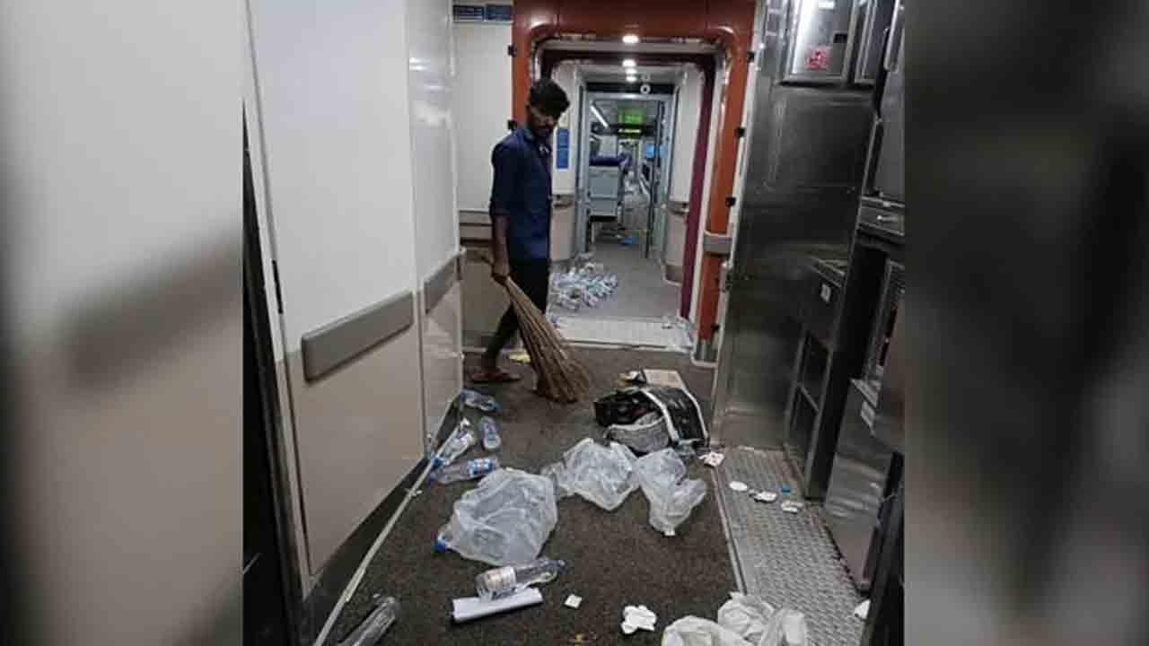 చెత్తకుప్పలా వందే భారత్‌ రైలు.. సోషల్‌ మీడియాలో ఫొటోలు వైరల్‌