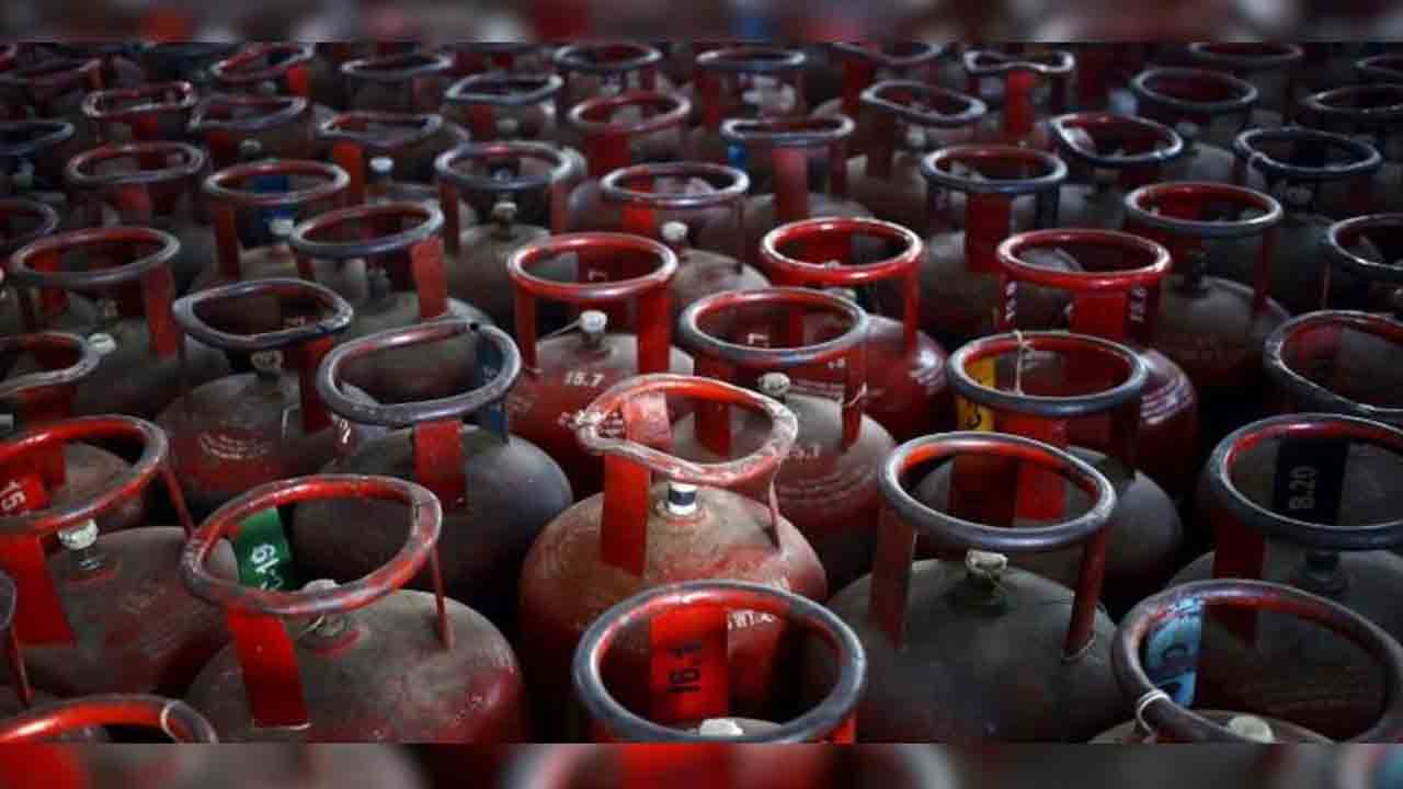 భారీగా పెరిగిన ఎల్పీజీ సిలిండర్‌ ధర..
