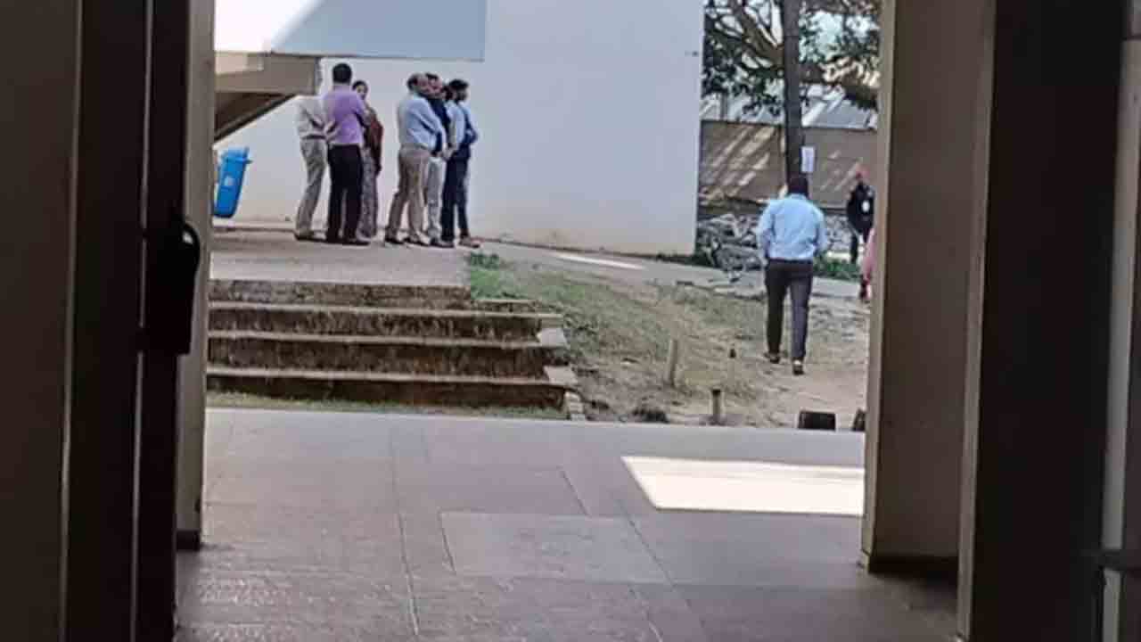 యువతిని కత్తితో పొడిచి హత్య చేసిన యువకుడు.. ఆపై ఆత్మహత్యాయత్నం