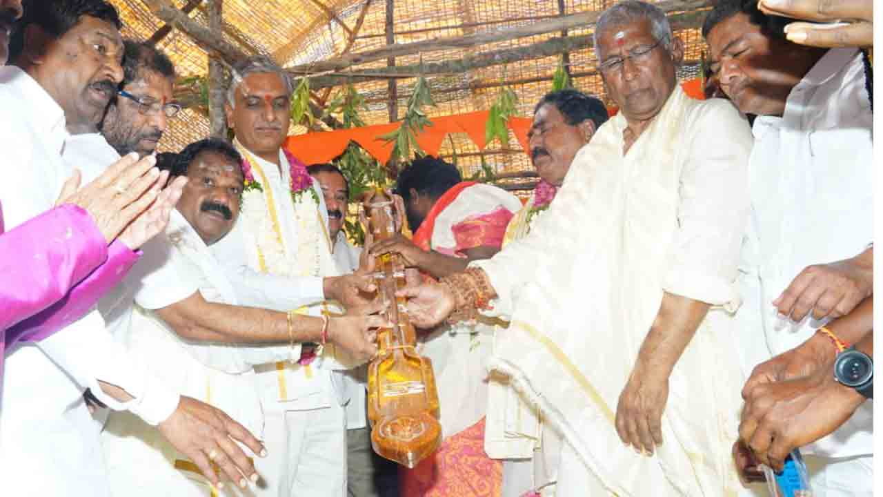 ఆలయాల పునరుద్ధరణకు ప్రభుత్వం కృషి : మంత్రి హరీశ్‌రావు