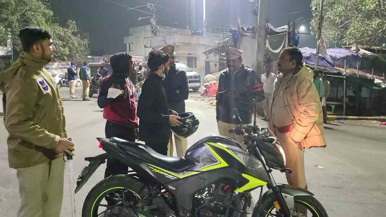 హైదరాబాద్‌లో పోలీసుల విస్తృత తనిఖీలు..