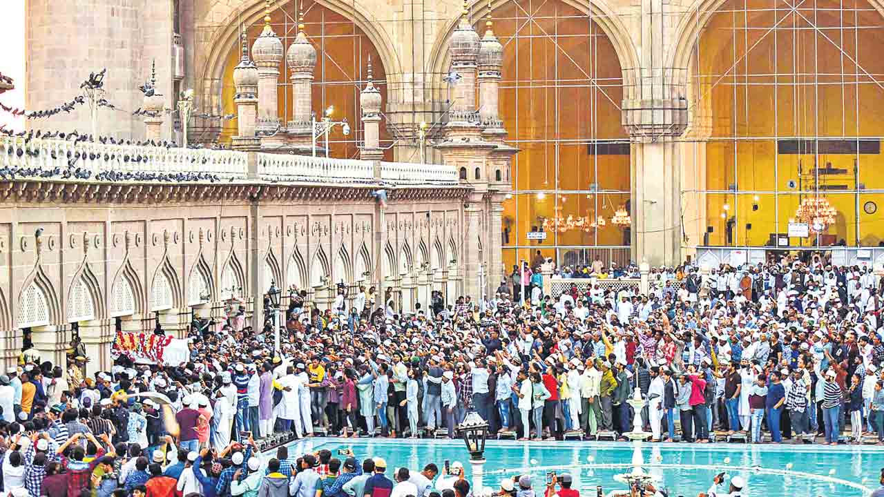 అధికార లాంఛనాలతో..