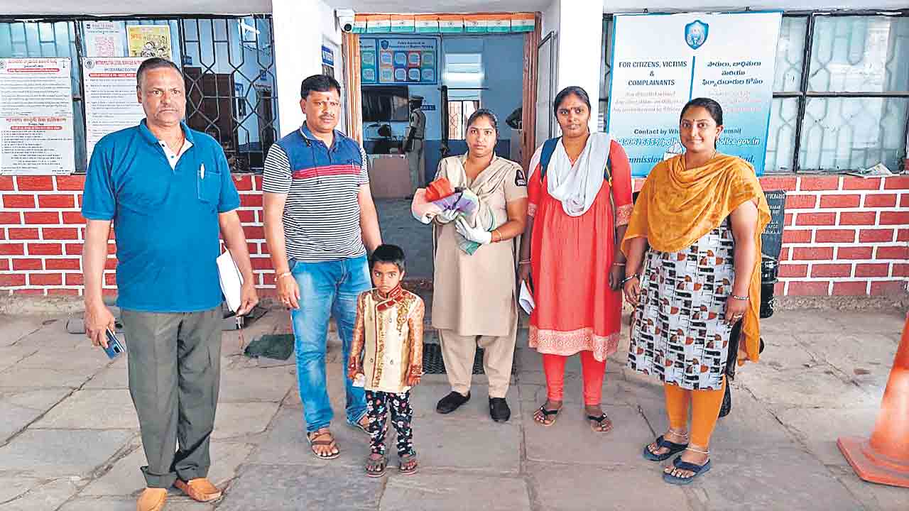 మద్యం మత్తులో సృ్పహ కోల్పోయిన తల్లి..