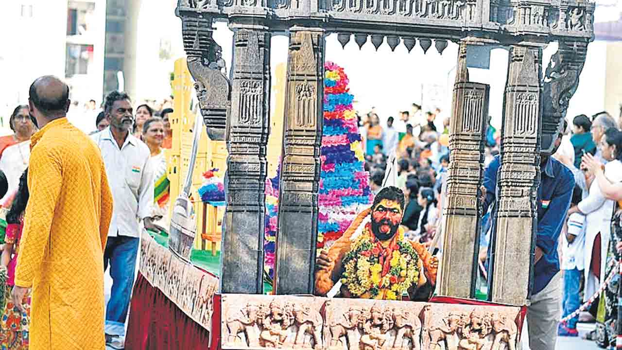 భిన్న సంస్కృతులు.. ఒక్కటే వేడుక