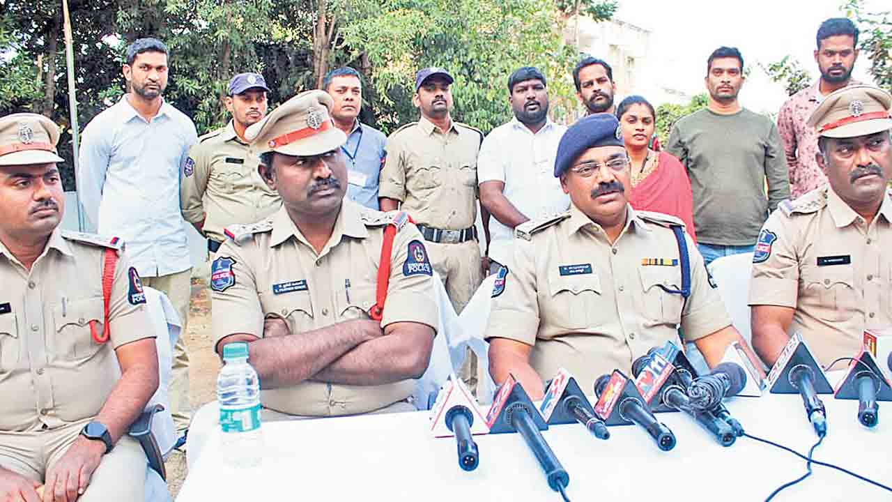 చోరీ చేసిన ఇంట్లోనే.. సొత్తు దాచి