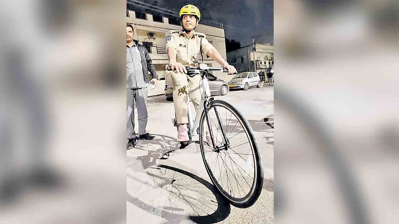 సైకిల్‌పై డీసీపీ పెట్రోలింగ్‌