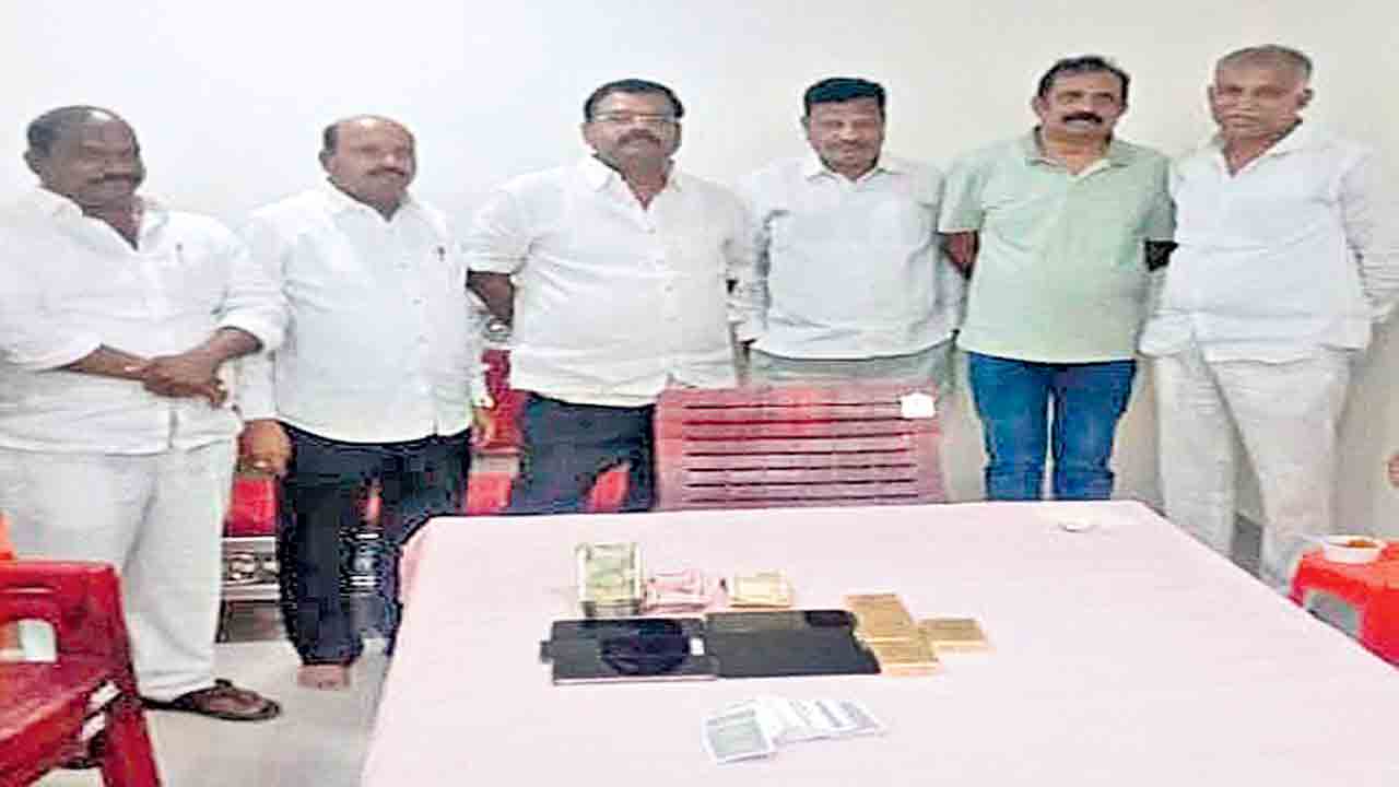 పేకాడుతూ పట్టుబడ్డ.. కాంగ్రెస్‌ నాయకుడు గొట్టిముక్కల వెంగళరావు