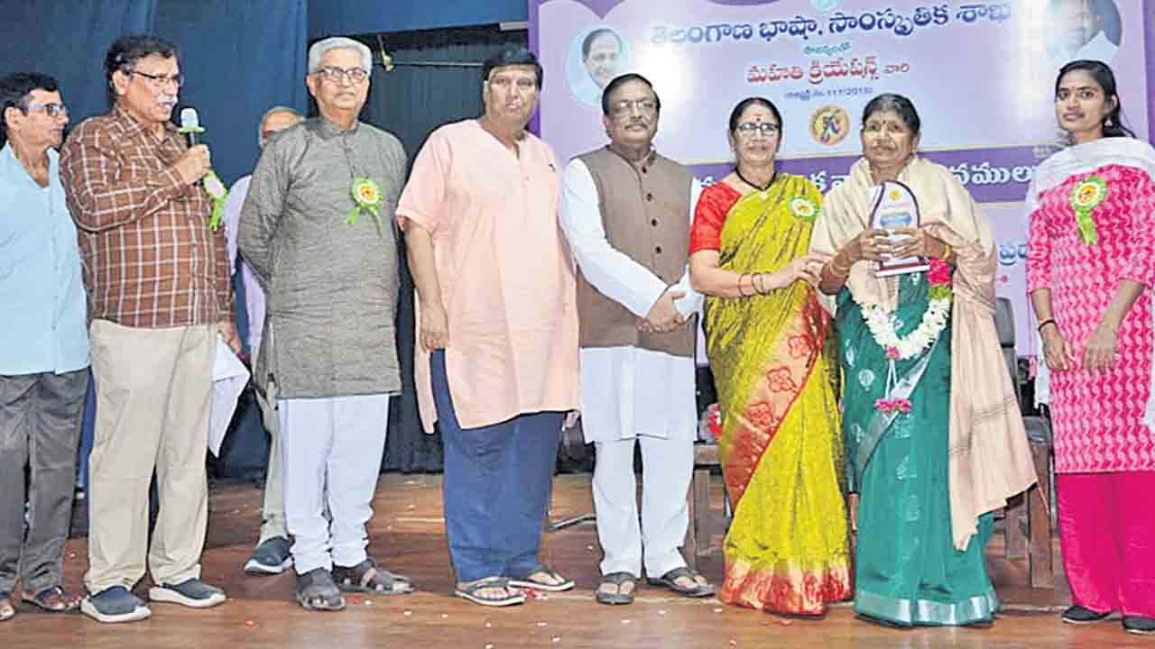 ప్రముఖ నటి ఇందిరకు ఘన సన్మానం