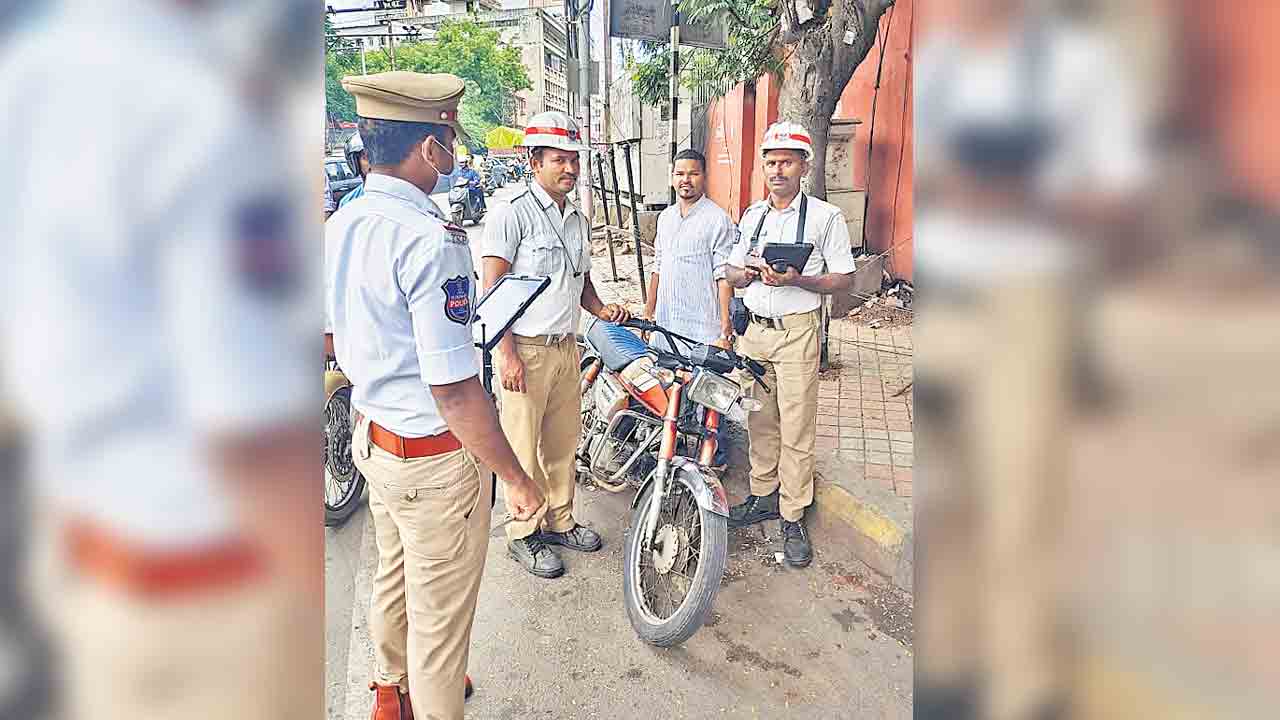 నంబర్‌ ప్లేట్‌ మారిస్తే..క్రిమినల్‌ కేసులు పెడుతాం