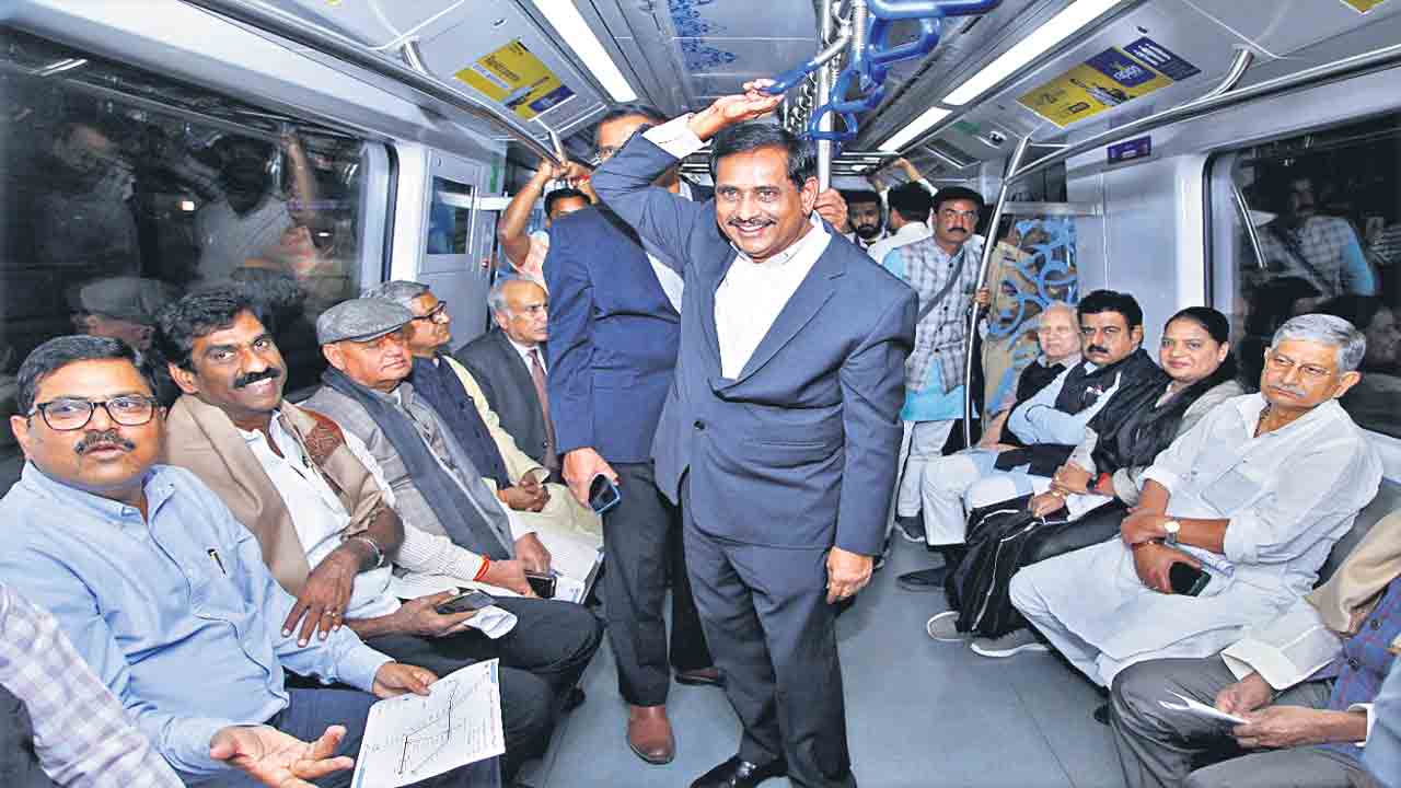 మెట్రో ప్రయాణించి.. పరిశీలించి