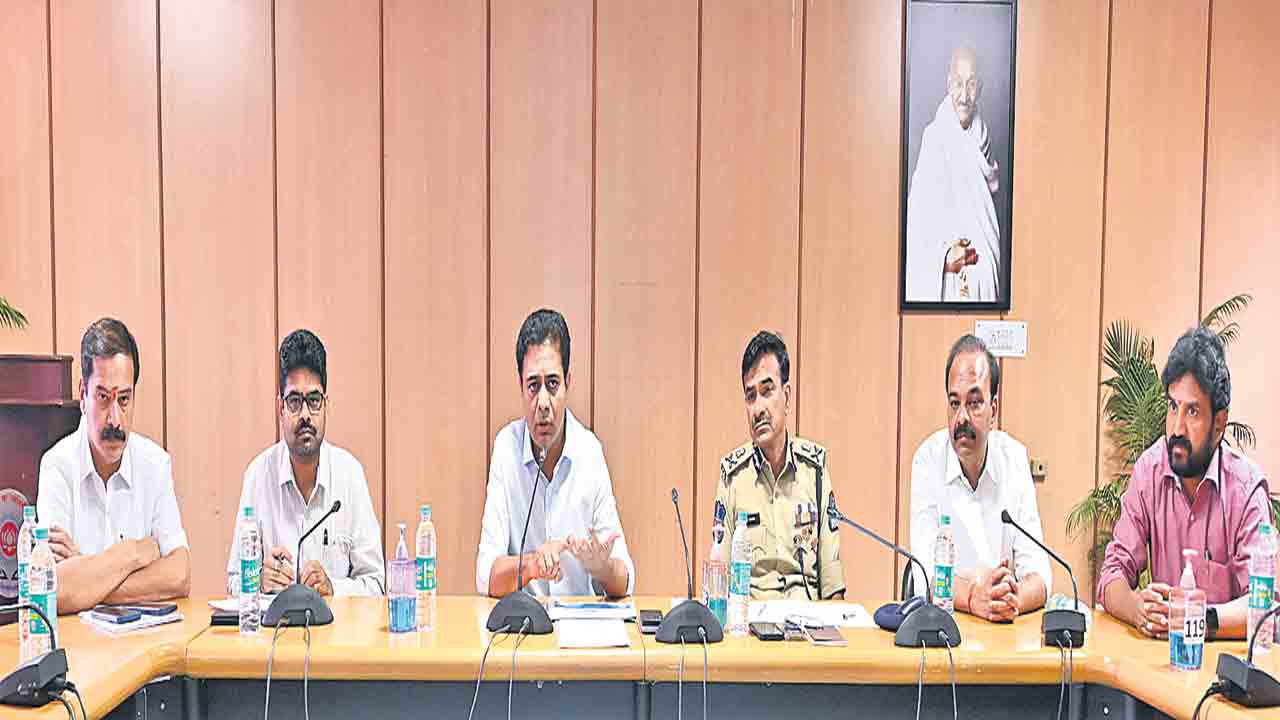 ఫుట్‌పాత్‌ల విస్తరణకు ప్రాధాన్యం