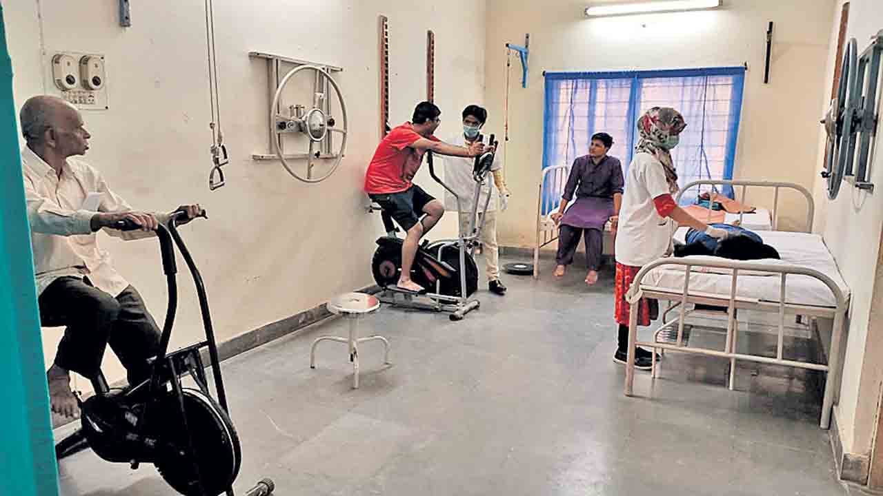 ఫిజియోథెరపీ @ కింగ్‌ కోఠి జిల్లా దవాఖాన