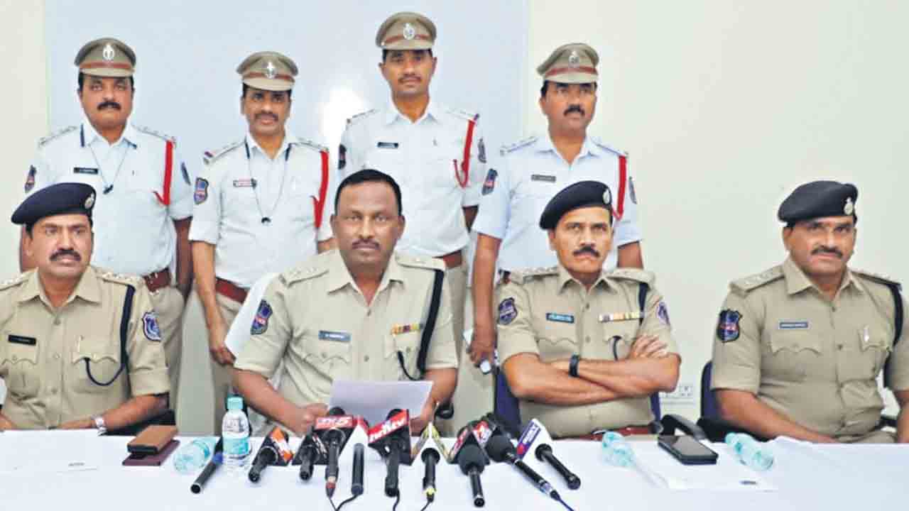 నంబర్‌ ప్లేట్‌ ట్యాంపర్‌ చేసినందుకు..