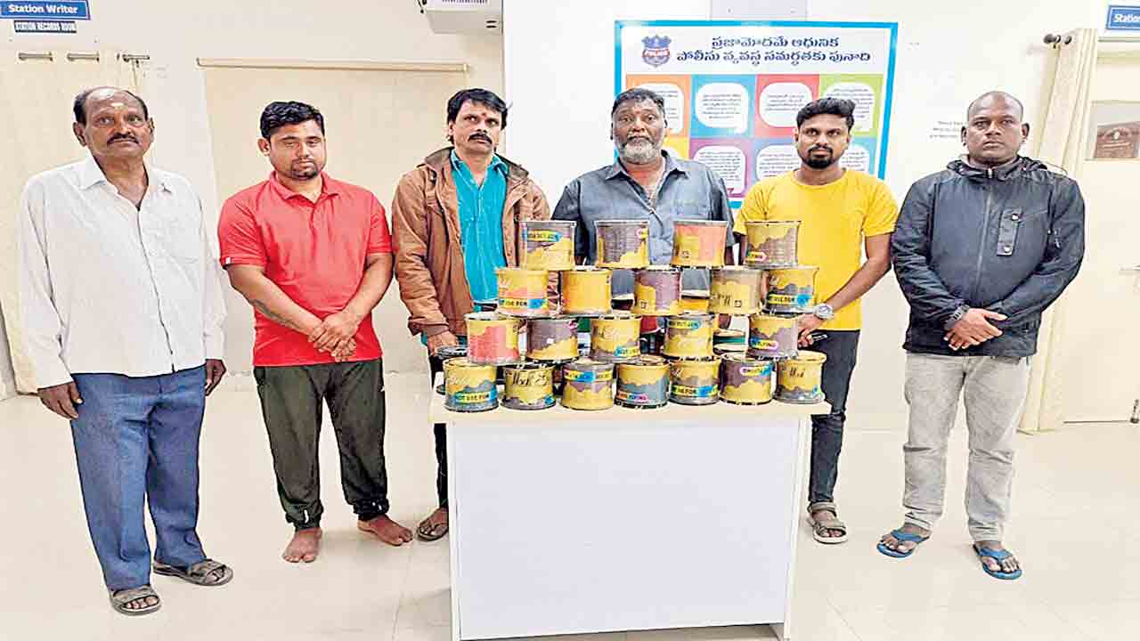 నిషేధిత మాంజా విక్రేతల అరెస్ట్‌