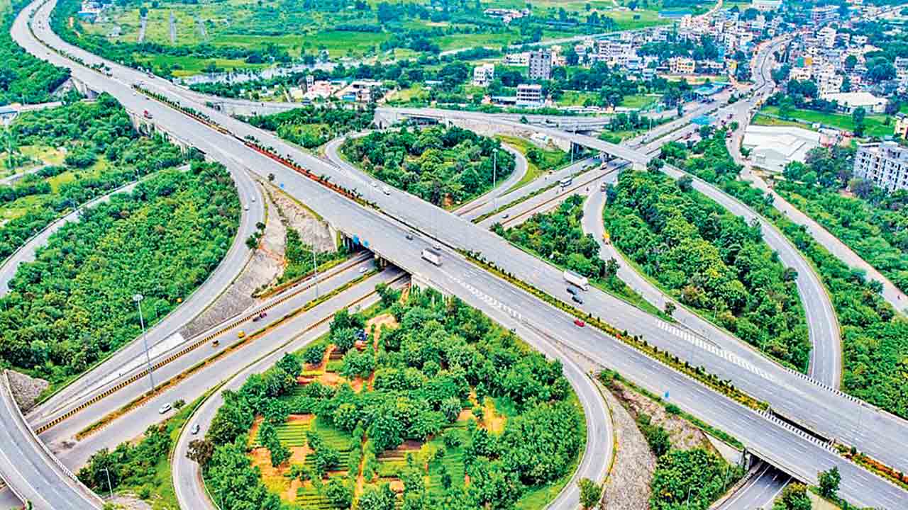 ఓఆర్‌ఆర్‌ చుట్టూ రోడ్డు విస్తరణ పనులు