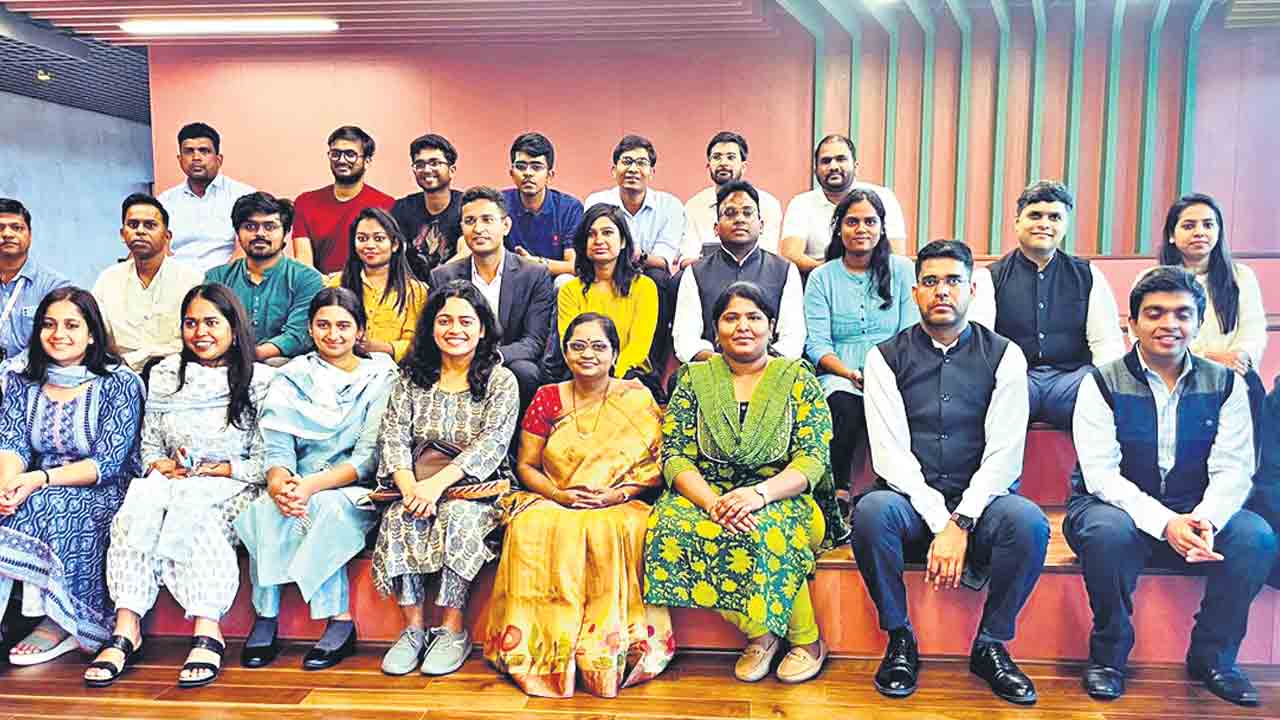 టీ హబ్‌ను సందర్శించిన ఐఏఎస్‌ల బృందం