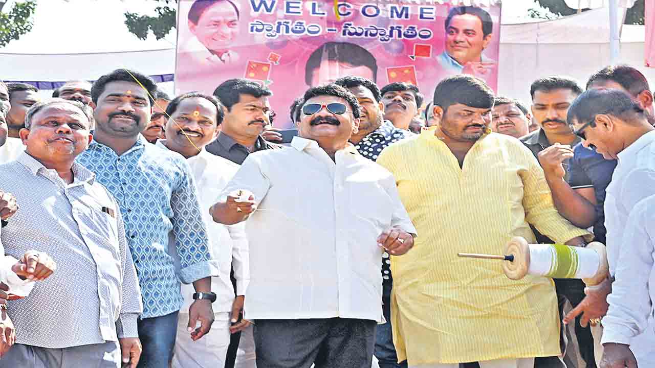 పిల్లలకు సంప్రదాయాల విశిష్టతను చెప్పాలి