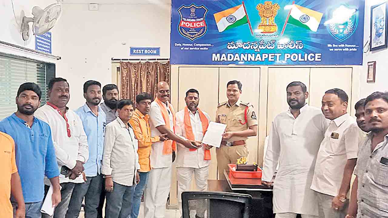 దేవుళ్లపై అనుచిత వ్యాఖ్యలు చేసిన వ్యక్తిపై ఫిర్యాదు