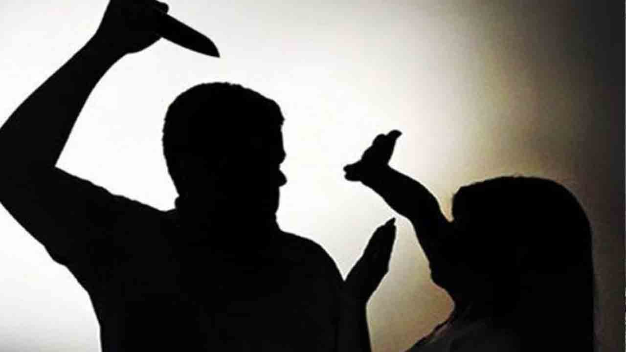 పెండ్లికి ఒప్పుకోలేదని యువతి గొంతు కోసిన ప్రేమోన్మాది