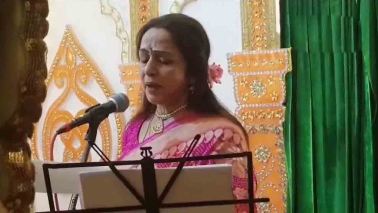 ఆలయంలో భజన గీతం ఆలపించిన నటి హేమామాలిని.. వీడియో