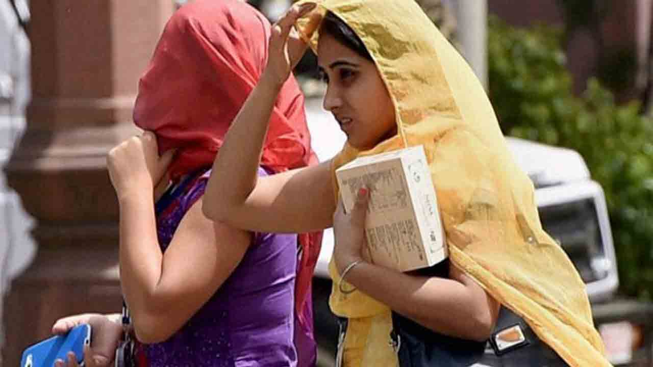 దేశమంతా చలి చంపేస్తుంటే.. అక్కడేమో ఎండలు దంచి కొడుతున్నయ్‌..!