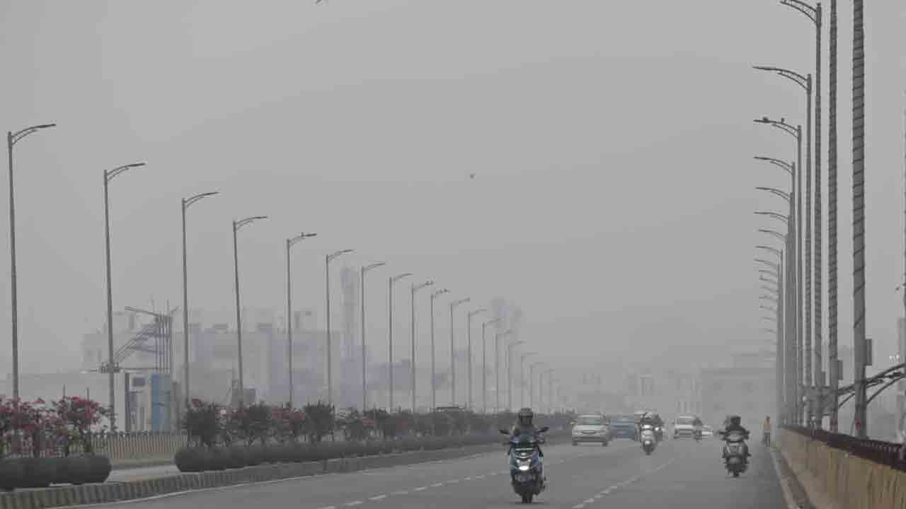 హైదరాబాద్‌ నగరాన్ని కమ్మేసిన మంచు తెరలు