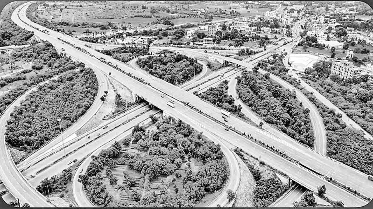 ఓఆర్‌ఆర్‌ చుట్టూ రోడ్డు విస్తరణ పనులు