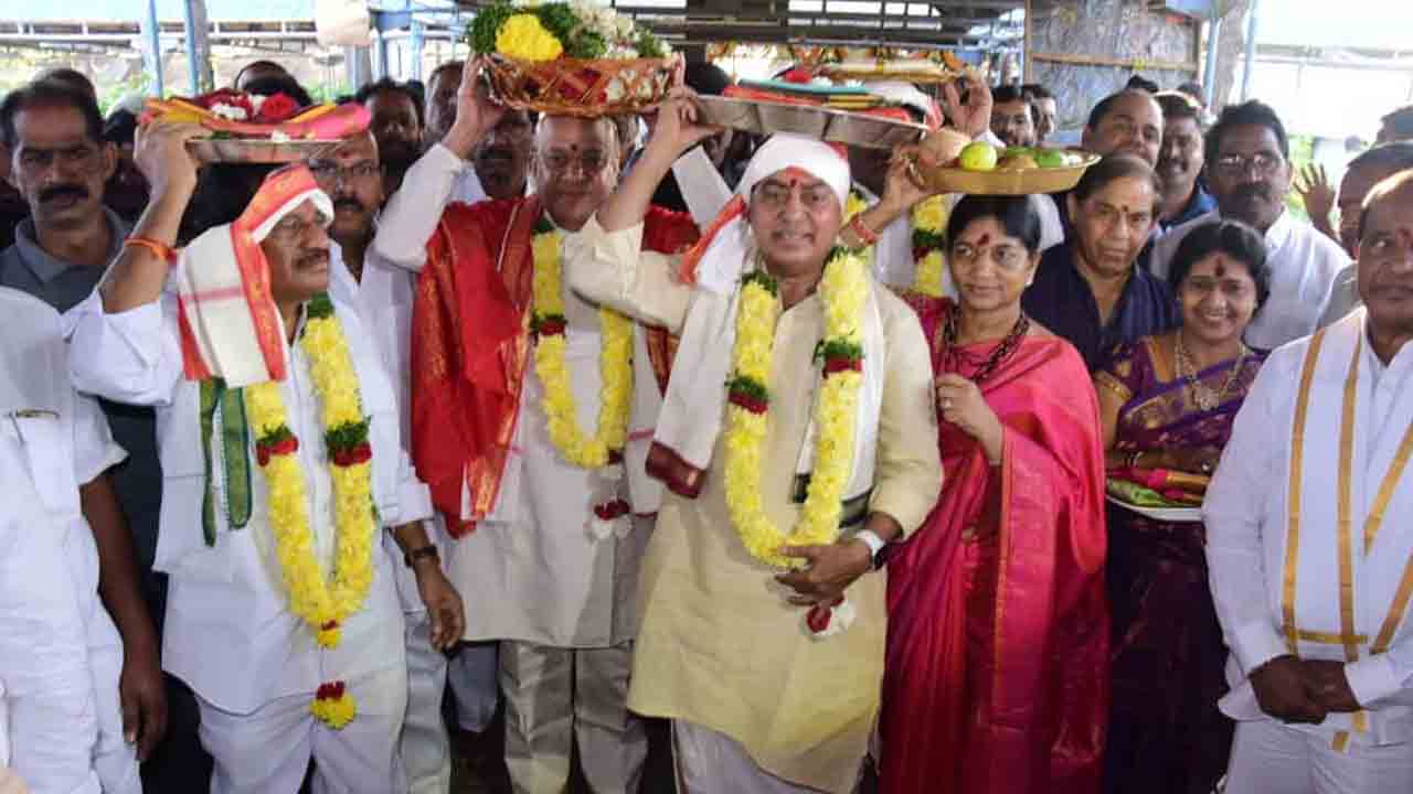 బాసర సరస్వతి అమ్మవారికి పట్టు వస్త్రాలు సమర్పించిన మంత్రి ఇంద్రకరణ్ రెడ్డి