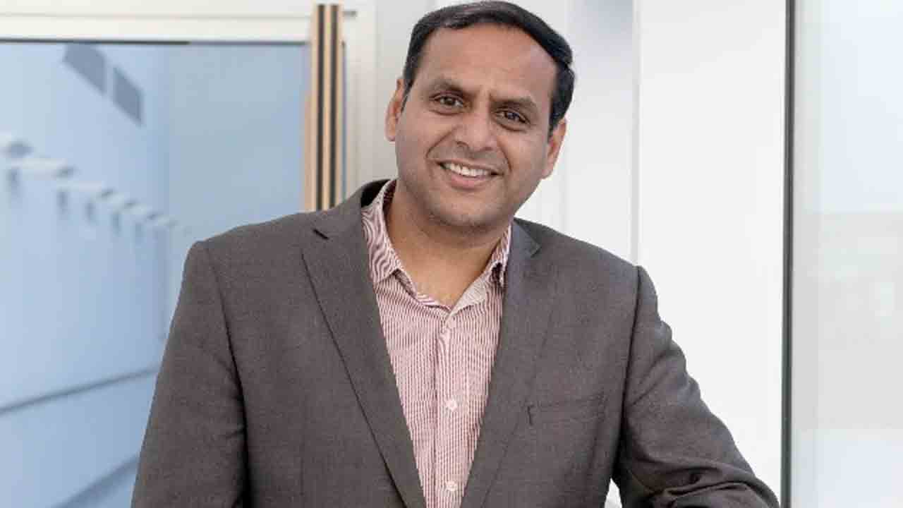 విమానం గాల్లో ఉండగా ప్రయాణికుడికి రెండుసార్లు గుండెపోటు.. కాపాడిన భారత సంతతి వైద్యుడు