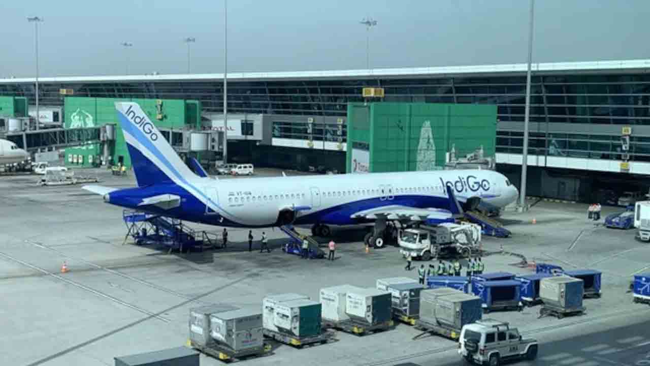 ర‌క్తం క‌క్కుకొని విమానంలోనే ప్రాణాలు విడిచిన వృద్ధుడు