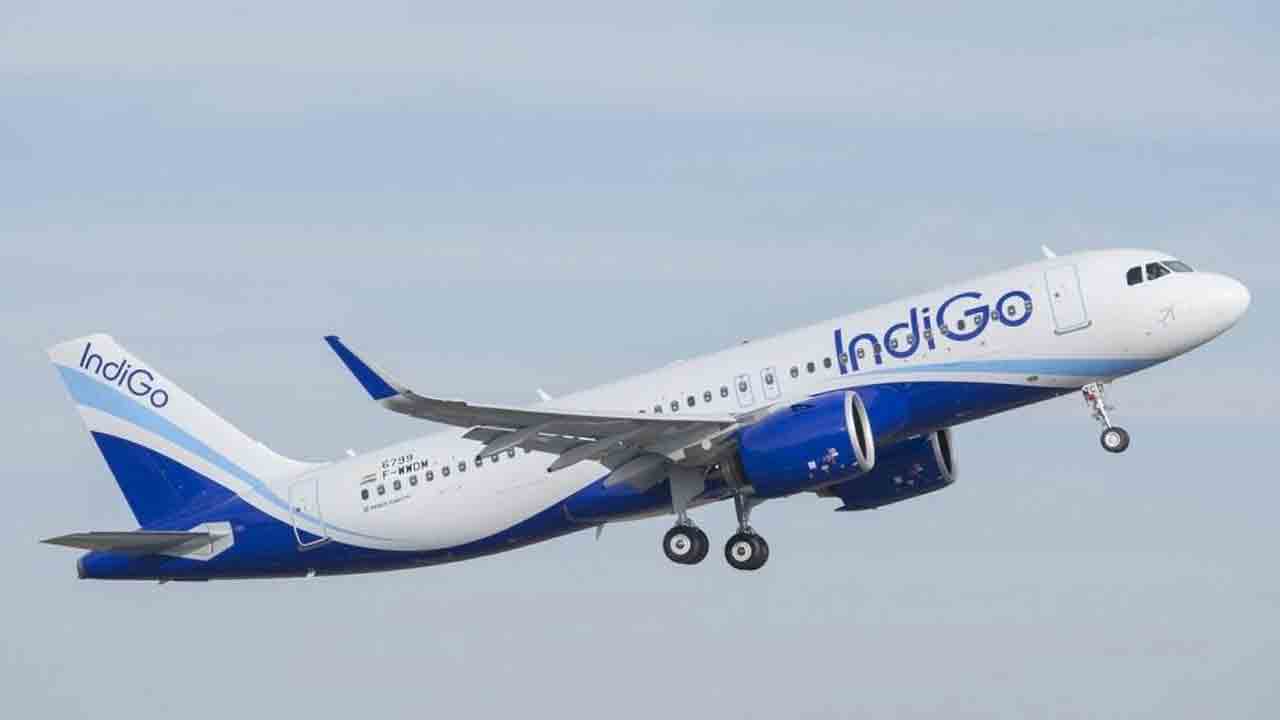 విమానం గాల్లో ఉండగా.. ఎమర్జెన్సీ డోర్‌ కవర్‌ను తొలగించేందుకు ప్రయాణికుడు యత్నం