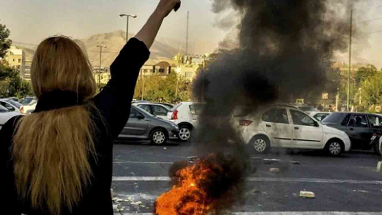 కార్లలో కూడా హిజాబ్ ధరించండి.. ఇరాన్‌ మహిళలకు ప్రభుత్వం అల్టిమేటమ్‌