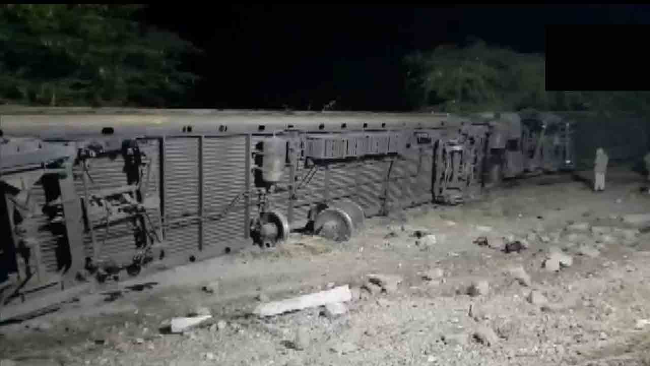 పట్టాలు తప్పిన సూర్యనగరి ఎక్స్‌ప్రెస్‌.. 10 మందికి తీవ్ర గాయాలు