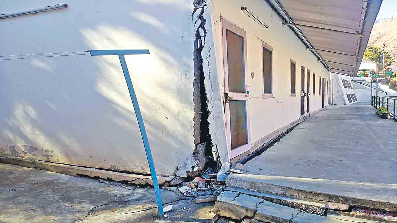 కారణమేంటి.. నానాటికీ కుంగుతున్న జోషీమఠ్‌