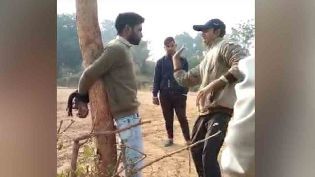 Watch: మధ్యప్రదేశ్‌లో దారుణం.. జర్నలిస్ట్‌ను చెట్టుకు కట్టేసి కొట్టిన వైనం