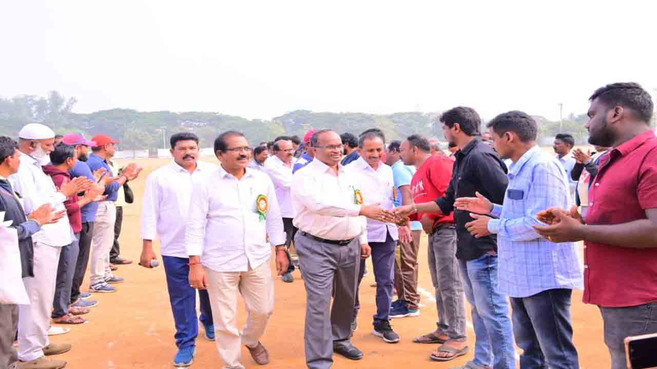 క్రీడారంగంలో కూడా సింగరేణి పేరు నిలబెట్టాలి