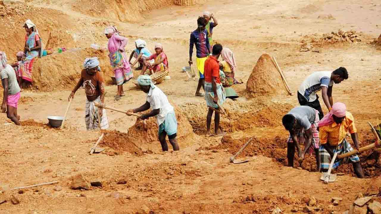 ఉపాధి కూలీలకు ఆన్‌లైన్‌ హజరు