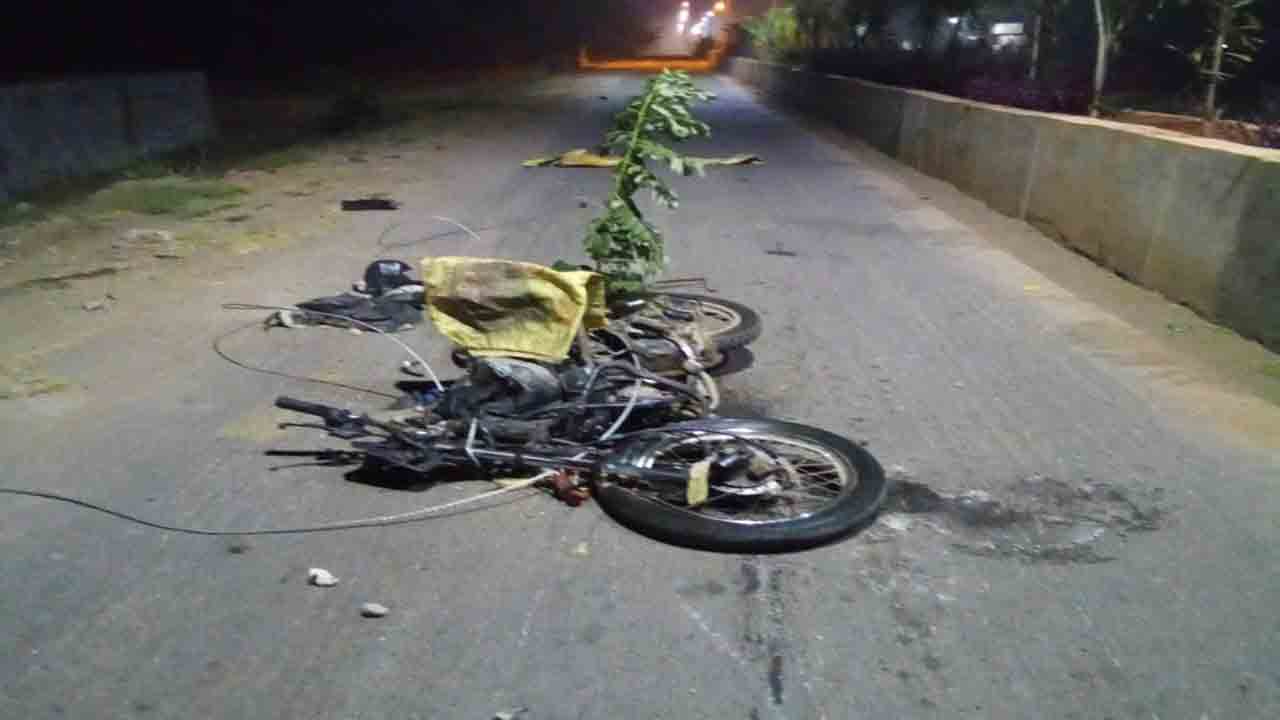 లారీ బీభత్సం..తప్పిన పెను ప్రమాదం