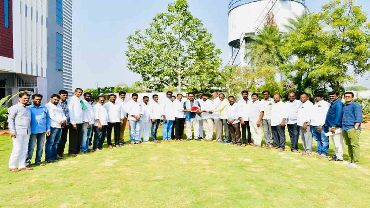 ఎమ్మెల్యేను కలిసిన బీఆర్‌ఎస్‌ శ్రేణులు