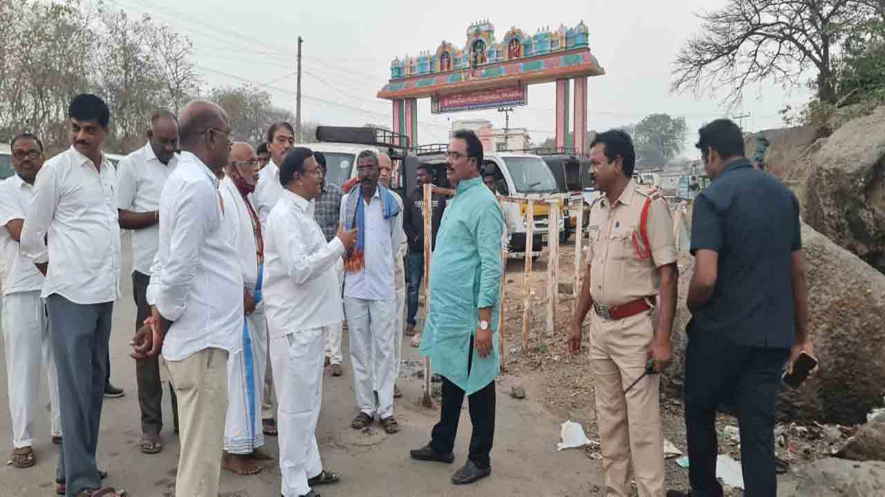 కొండగట్టులో ఎమ్మెల్యేల పూజలు