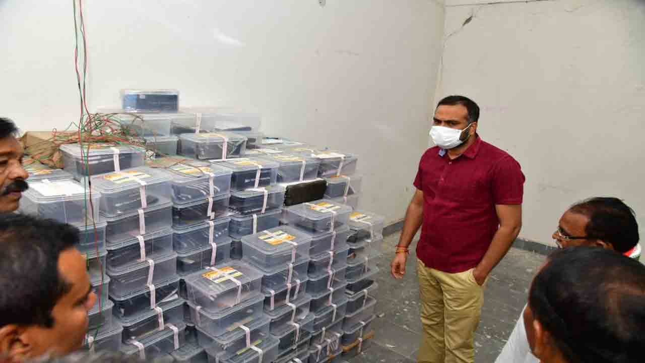 ఎన్నికల సామగ్రిని నిశితంగా పరిశీలించాలి