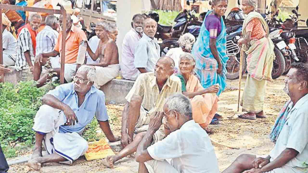 వృద్ధులను గోస పెట్టద్దు