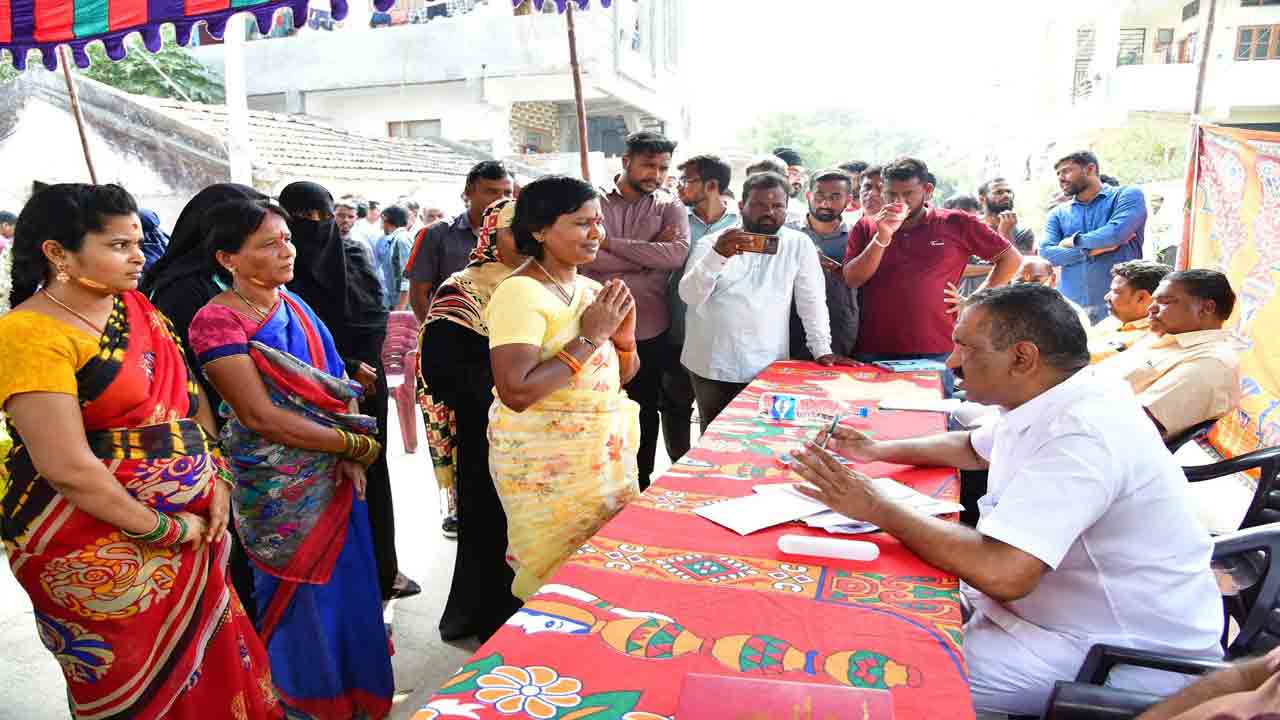 ప్రజలతో మమేకం.. అభివృద్ధే ధ్యేయం