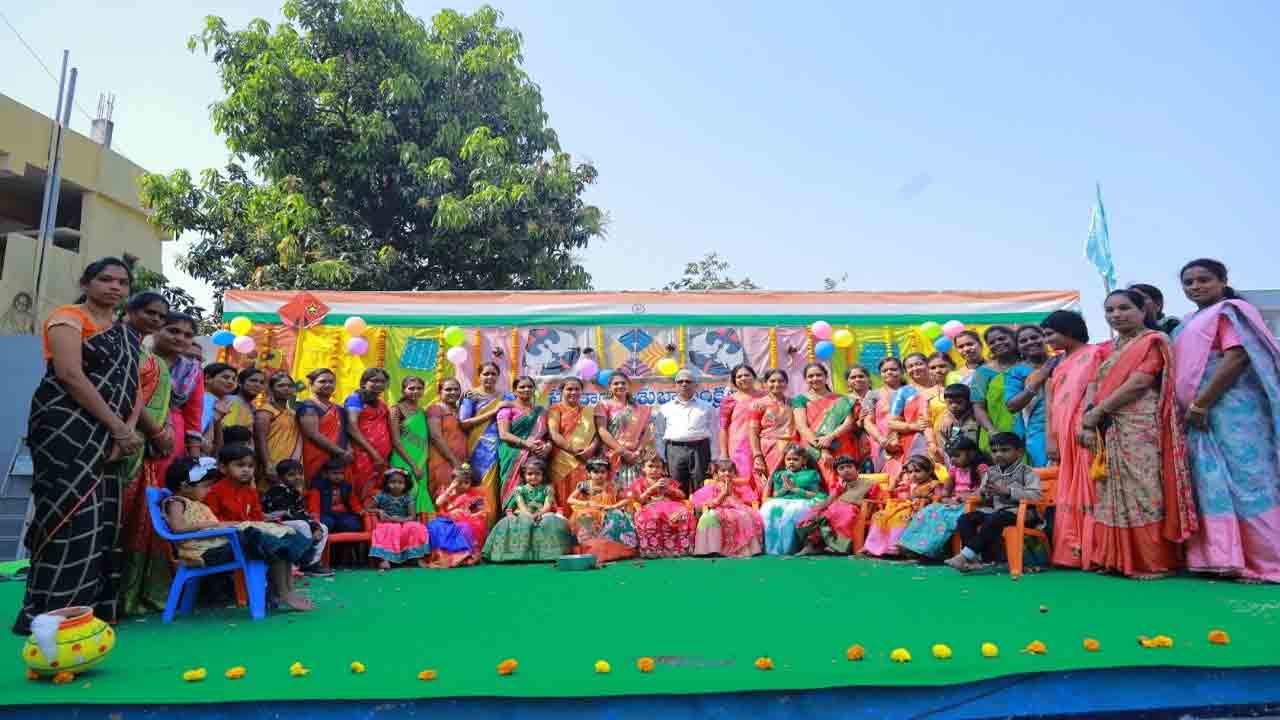 విద్యాలయాల్లో ముందస్తు సంక్రాంతి సంబురాలు