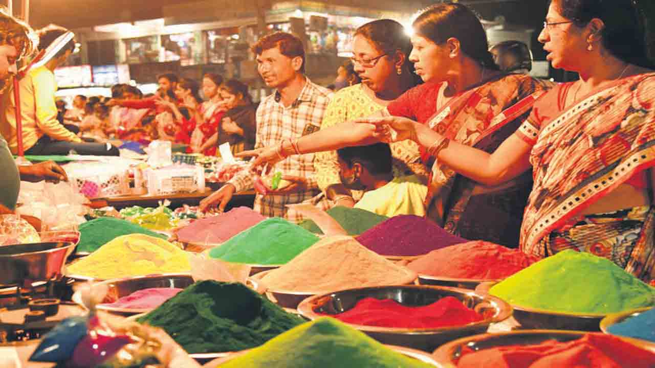 సంక్రాంతి సందడి.. కిక్కిరిసిన మార్కెట్లు