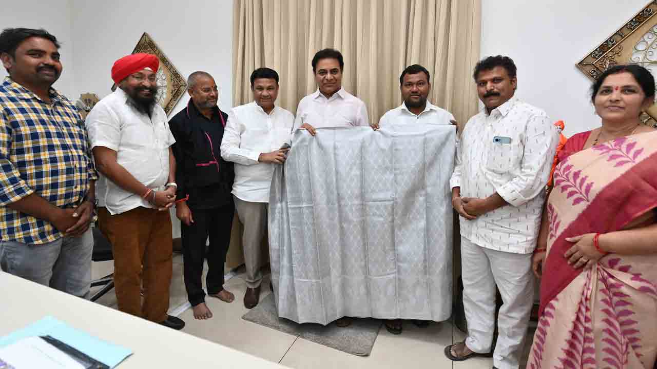 సువాసనలు వెదజల్లే వెండి చీర