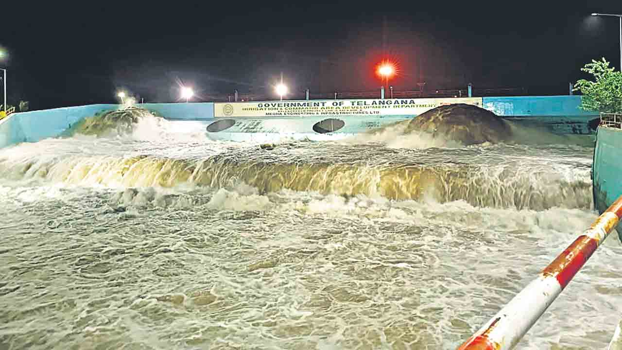 కాళేశ్వరంలో కొనసాగుతున్న ఎత్తిపోతలు