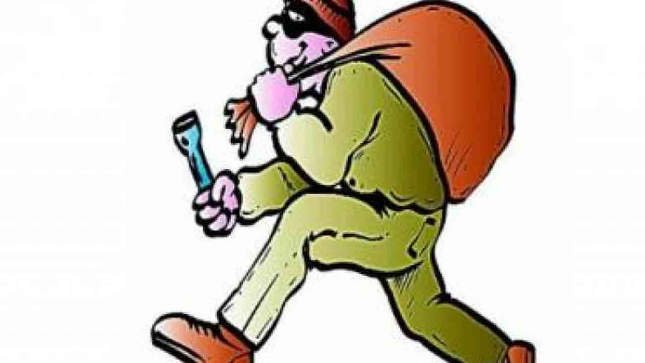 కామారెడ్డిలో దొంగల హల్‌చల్‌.. 4 ఆలయాలు, ఓ షాపులో చోరీ