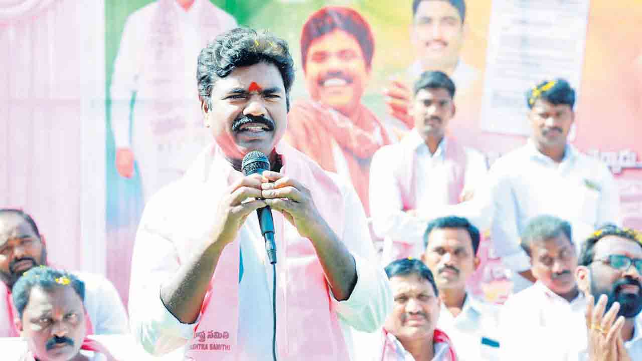 రోడ్డు పేరిట రాజకీయం చేశారు