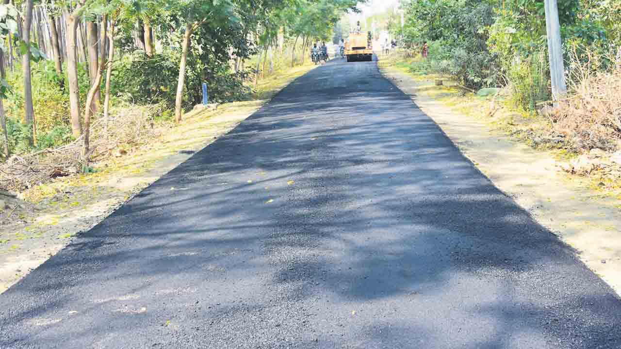 అద్దంలా పల్లె దారులు